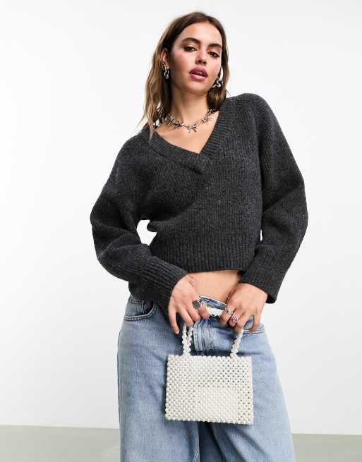 Monki - Maglione grigio scuro mélange con scollo a V