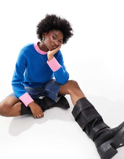 Monki - Maglione lavorato a maglia blu con dettagli a coste a contrasto rosa