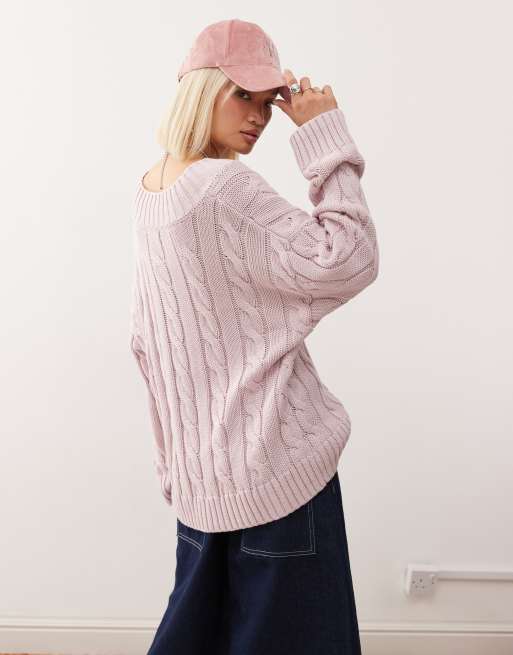 Monki - Maglione lavorato a trecce pesante rosa chiaro oversize con scollo a V, 3 di 4