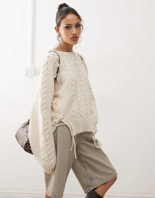 Monki - Maglione lavorato a trecce spesse color bianco sporco mélange con laccetti