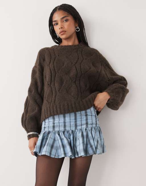 Monki - Maglione squadrato taglio corto a trecce marrone cioccolato