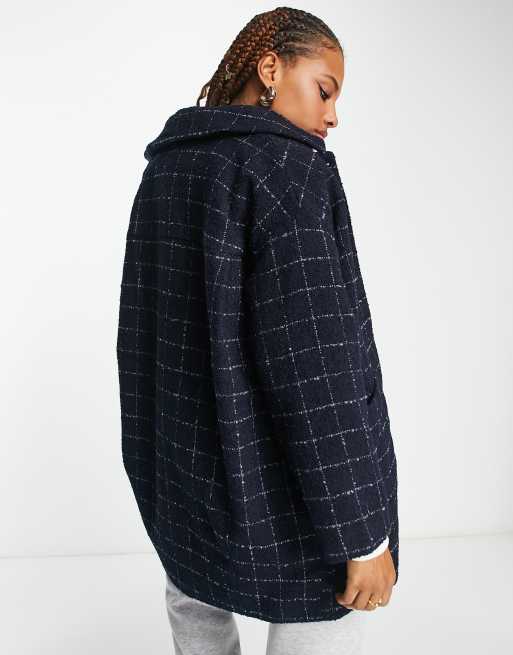 Monki – Mantel in Marineblau mit Kragen, aufgesetzten Taschen und