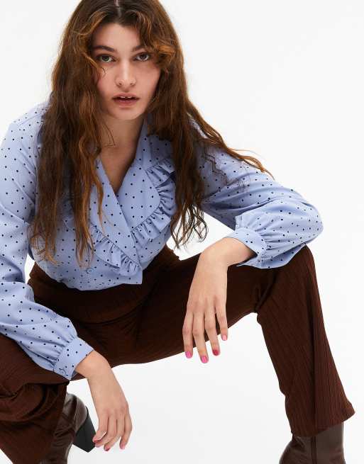 Monki – Marian – Blå prickig blus med volangkrage, 3 av 4