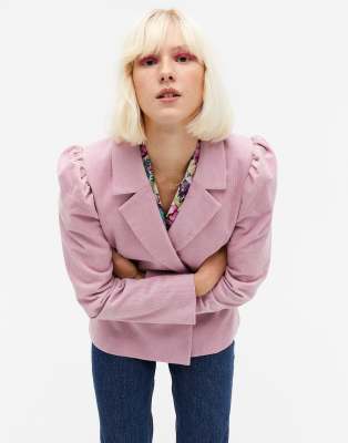 Monki – Mary – Taillierter Blazer aus Cord mit Puffärmeln in Rosa