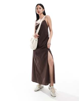Monki - Maxikleid in Dunkelbraun mit hohem Schlitz, Rückenausschnitt und Riemchendesign