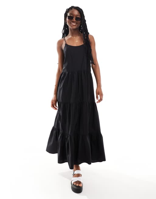 Monki – Maxikleid in Schwarz mit Stufen, schmalen Trägern und Rückenausschnitt