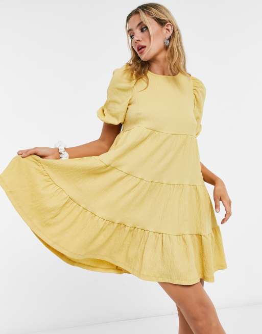 Monki - Mi - Lagdelt smock-minikjole i gul