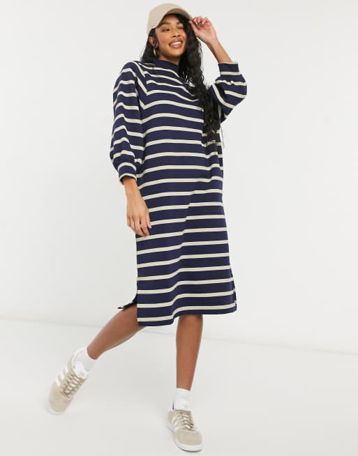Monki Mia – Gestreiftes Midi-Pulloverkleid in Schwarz