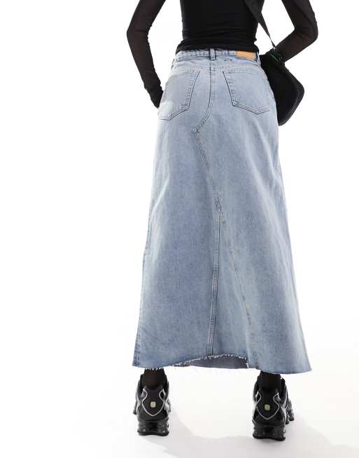Monki - Midaxi-nederdel i støvet blå denim med flosset kant, 2 af 5