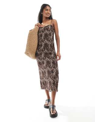 Monki - Midaxi-Trägerkleid aus Satin mit Leopardenmuster, exklusiv bei ASOS-Braun