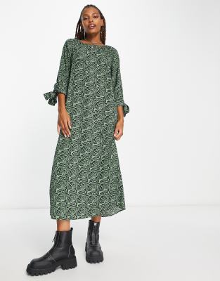 Monki - Midi-Hängerkleid mit gebundenen Ärmeln und grünem Wirbelmuster