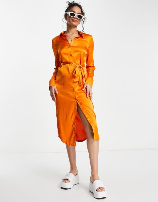 Monki – Midi-Hemdkleid aus Satin in Orange mit Bindegürtel