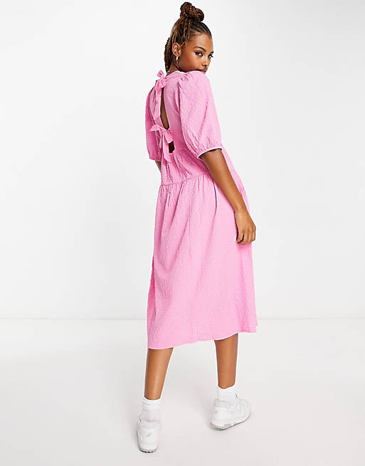 Monki midi puff sleeve dress with cut out bow back in pink | ASOS
