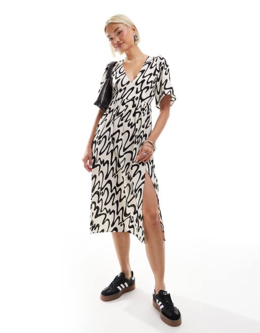 Monki - Midi zonnejurk met korte mouwen, zijsplit en abstracte print in zwart-wit, exclusief bij ASOS