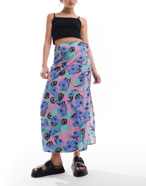 Monki – Midirock mit Bindegürtel und künstlerischem Blumenmuster in Pastellfarben