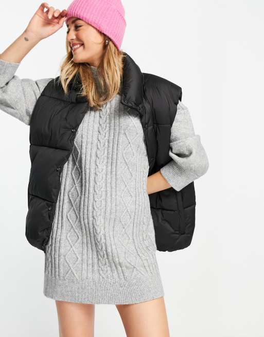 Monki – Mini-Strickkleid in meliertem Grau mit Zopfmuster - CHARCOAL