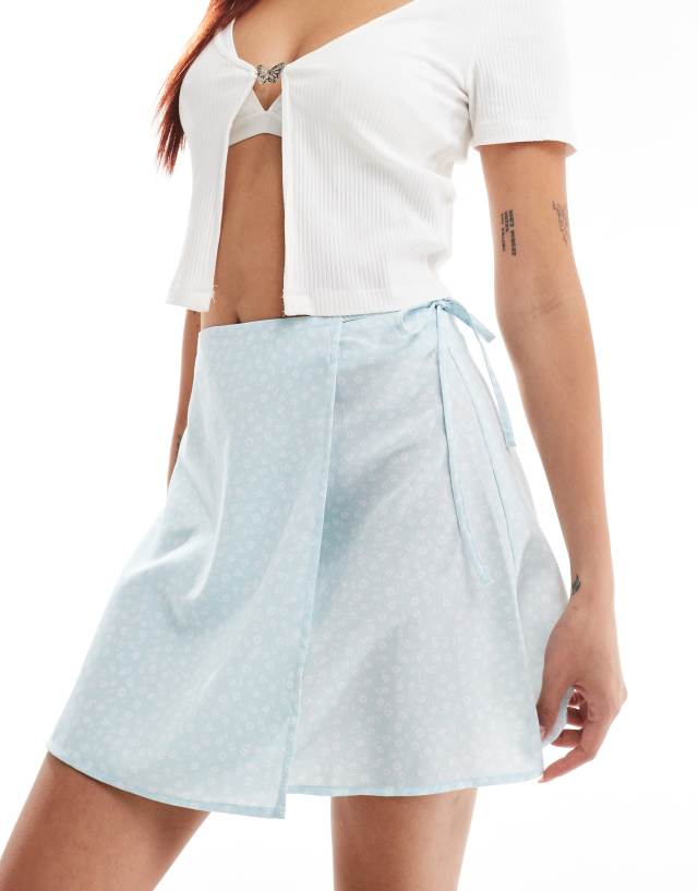 Monki - mini wrap skirt with tie up side in blue ditsy floral print