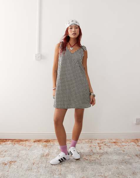 Monki - Minikjole med bindestropper og sidelommer i seersucker med sorte og hvide gingham-tern - view 1