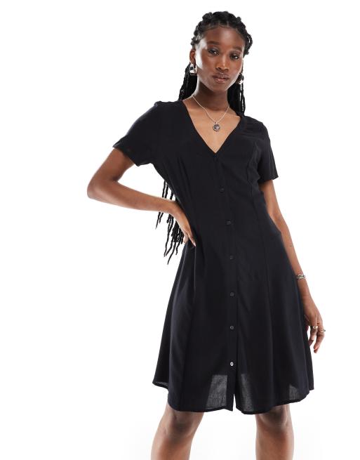 Monki – Minikleid in Schwarz mit Blumenprint, durchgehender Knopfleiste und V-Ausschnitt