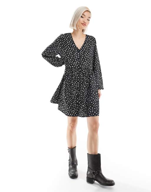 Monki – Minikleid in Schwarz-Weiß mit Knopfleiste und Blümchenmuster