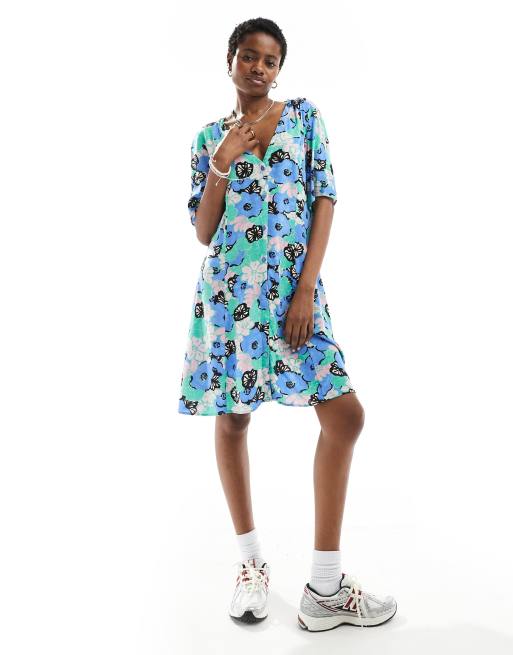 Monki – Minikleid mit durchgehender Knopfleiste und blauem Blumenmuster