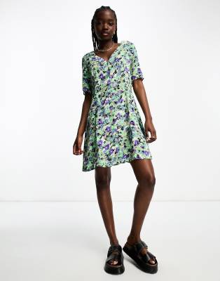 Monki - Minikleid mit durchgehender Knopfleiste und grünem Blumenmuster