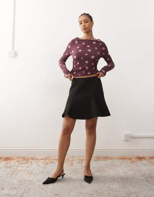 Monki - Minirock in Schwarz mit strukturiertem Saum