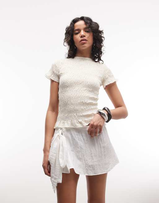 Monki – Minirock in Weiß mit Knitterstruktur und seitlichem Bindedetail, 2 von 5