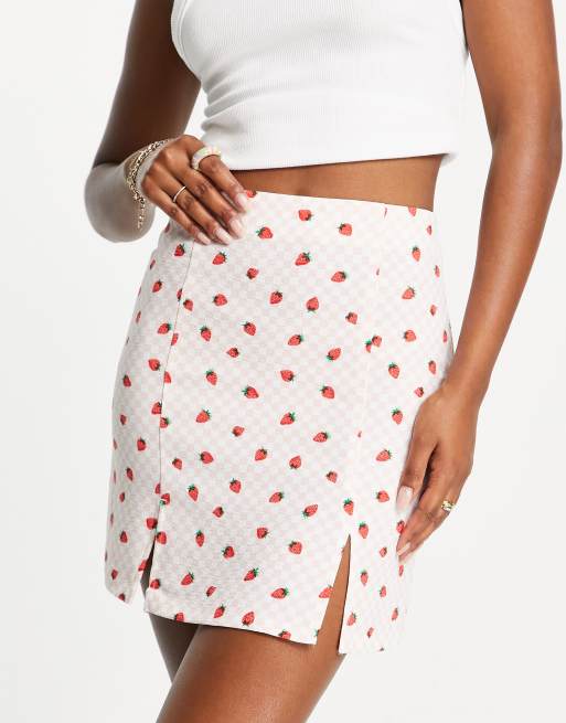 Monki - Minirok met split aan de voorkant en ruitjes met aardbeienprint