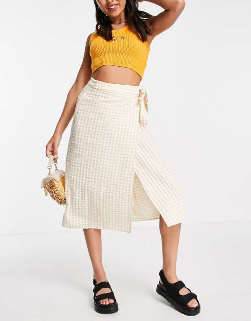 Monki – Minou – Midi-Wickelrock mit Vichy-Karo in Beige und Weiß