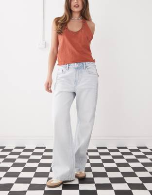 Monki - Missy - Locker geschnittene Jeans in hellblauer Waschung mit niedrigem Bund