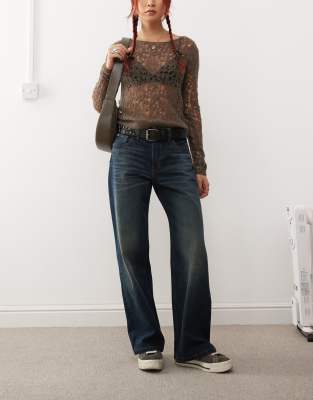 Monki - Missy - Weite, schlichte Jeans mit niedrigem Bund und Waschung in Raven-Blau