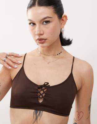Monki - Mix and Match - Bikinioberteil in dunklem Schokobraun mit U-Ausschnitt und geschnürter Vorderseite