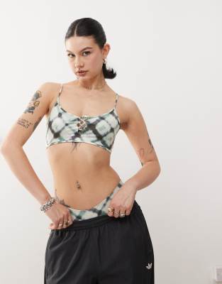 Monki - Mix and Match - Bikinioberteil mit U-Ausschnitt, geschnürter Vorderseite und verschwommenem Karomuster-Bunt