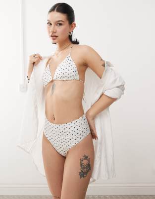 Monki - Mix and Match - Bikinislip in Weiß mit hohem Bund und schwarzem Punktemuster