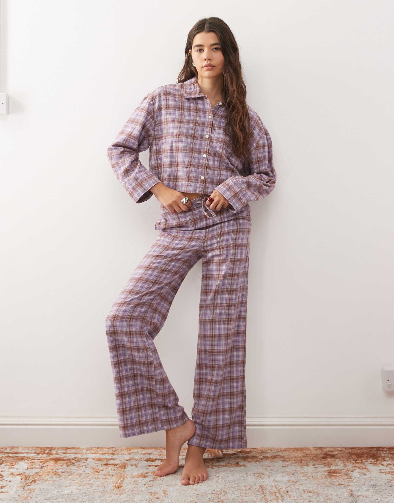 Фланелевые пижамные брюки Monki mix and match в сиреневую клетку