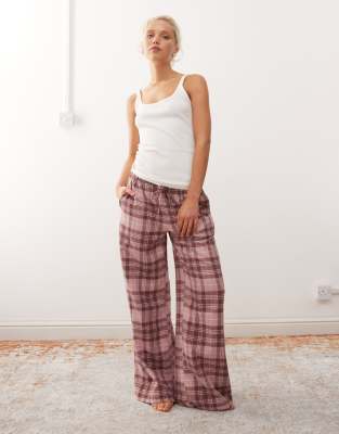 Monki - Mix and Match - Karierte Pyjamahose aus Flanell in Burgunderrot