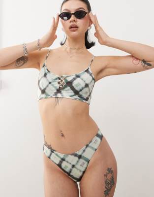 Monki - Mix and Match - Triangel-Bikinihose mit verschwommenem Karomuster-Bunt