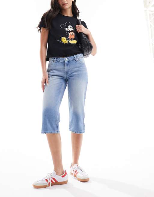 Monki - Moop - Pantacourt en jean à taille basse - Bleu moyen teinté délavé