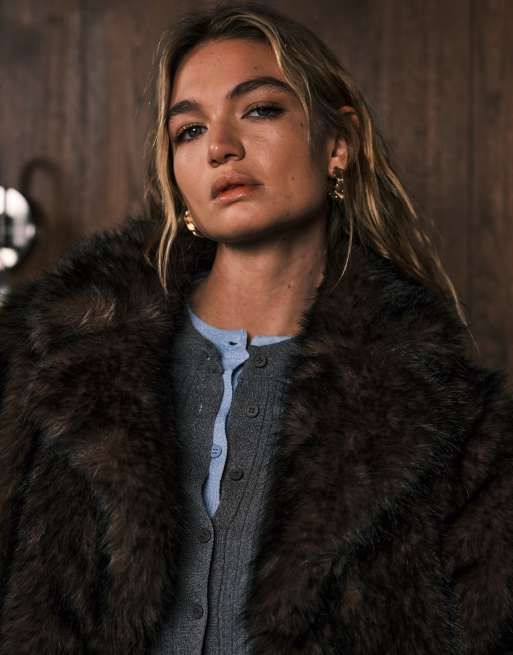 Monki – Mörkbrun, kort kappa i fuskpäls och oversize med krage, 3 av 4