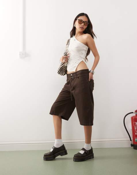 Monki – Mörkbruna, långa shorts i snickarstil - view 1