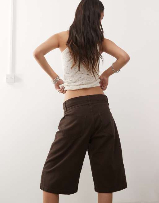 Monki – Mörkbruna, långa shorts i snickarstil , 2 av 5