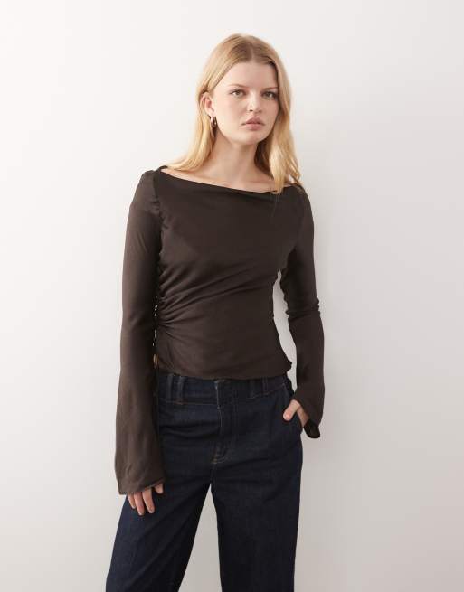 Monki – Mörkt chokladbrun, krinklad topp med båtringning och långa ärmar i satin