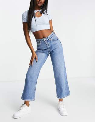 Monki – Mozik – Verkürzte Jeans in Blau mit Aufnäher und weitem Schnitt