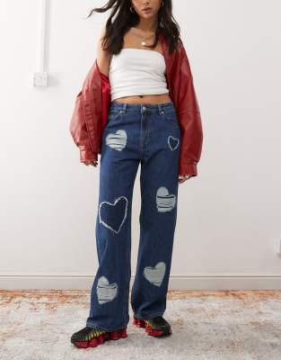 Monki - Naoki - Locker geschnittene, weite Jeans in dunkelblauer Waschung mit niedrigem Bund und Herz-Motiven