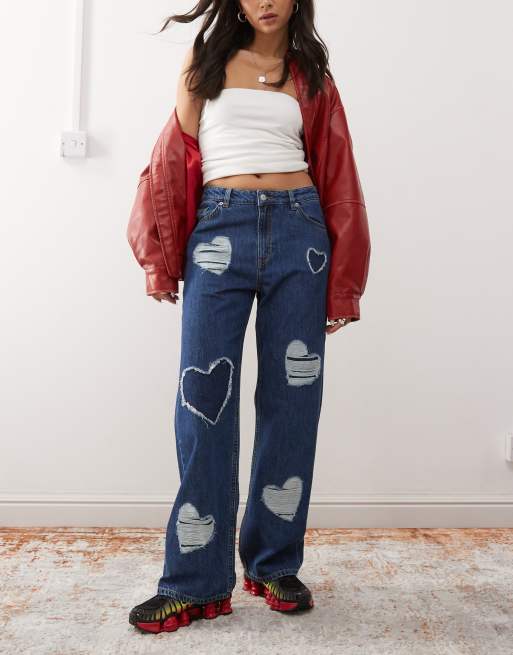 Monki - Naoki - Losvallende baggy jeans met lage taille in donkerblauw met wassing en hartjesreliëf 