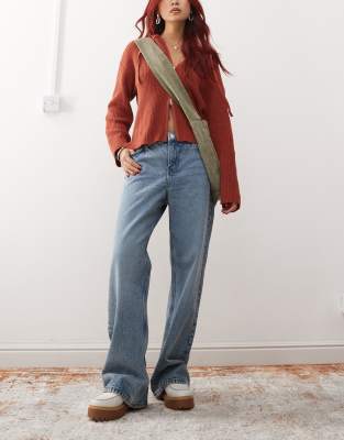 Monki – Naoki – Mellanblå lediga jeans med låg midja - view 1