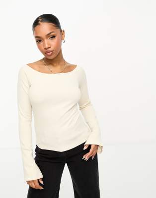Monki – Naturvit ribbad topp med slits, båtringning och lång ärm