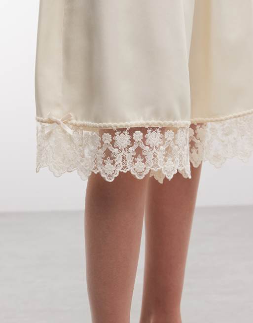 Monki – Naturvita, långa shorts i satin med spetskant, 3 av 5