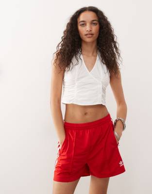 Monki - Neckholder-Wickeltop in Weiß mit gerafften Seiten